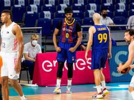 El pivot estadounidense del Barcelona Brandon Davies (c) celebra una acción ante el Real Madrid, durante el primer encuentro de la final de la Liga Endesa disputado en el Wizink Center en Madrid. EFE/Rodrigo Jiménez.