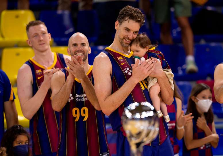 El pìvot del Barça, Pau Gasol, con su hija a la finalización del segundo encuentro de la final de la Liga Endesa en el Palau Blaugrana, en Barcelona. EFE/ Enric Fontcuberta