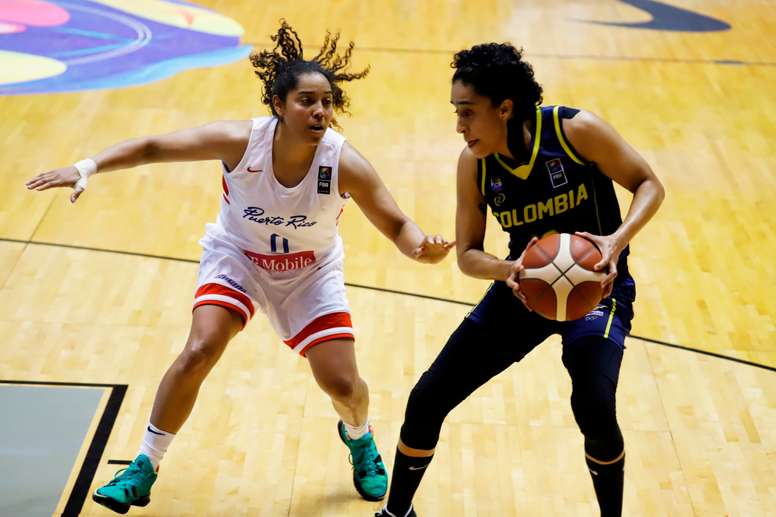 La jugadora de la selección de Puerto Rico Jennifer ONeill (i) defiende la entrada de la colombiana Mabel Martínez (d) hoy, durante los cuartos de final del Campeonato FIBA AmeriCup Femenino 2021, entre las selecciones de Puerto Rico y Colombia, en el Coliseo Roberto Clemente de San Juan (Puerto Rico). EFE/ Thais Llorca