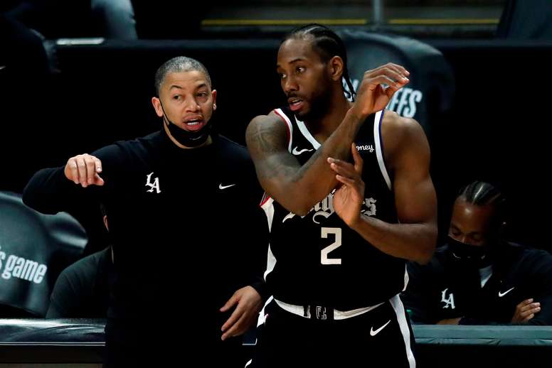 El alero estrella Kawhi Leonard no se ha podido recuperar de la lesión de rodilla que sufre y volverá a ser baja con Los Angeles Clippers cuando mañana, viernes, su equipo se enfrente en el Staples Center a los Utah Jazz en el sexto partido de la eliminatoria de semifinales de la Conferencia Oeste que dominan por 3-2 al mejor de siete. EFE/EPA/ETIENNE LAURENT/Archivo