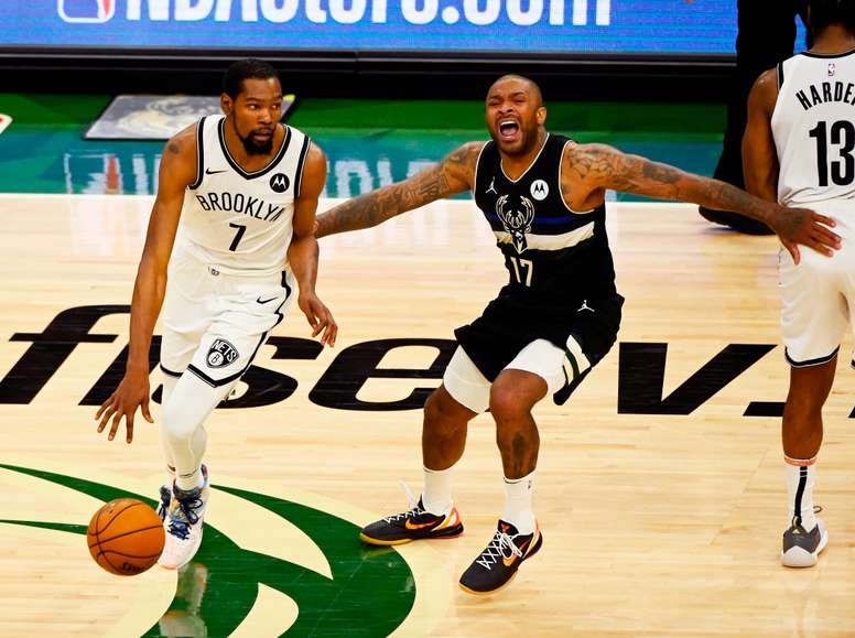 La combinación del alero Khris Middleton y el ala-pívot griego Giannis Antetokounmpo fue una máquina de hacer puntos con los Milwaukee Bucks que arrollaron por 104-89 a los Brooklyn Nets en el sexto partido de la eliminatoria de semifinales de la Conferencia Este. EFE/EPA/MATT MARTON