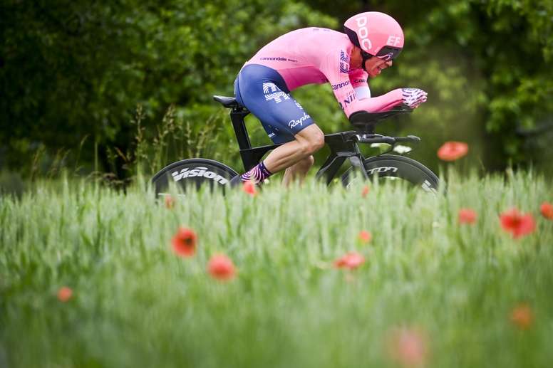 Fotografía tomada el pasado 6 de junio en la que se registró al ciclista colombiano Rigoberto Uran, del equipo Education-Nippo, durante la etapa de contrarreloj individual del la edición 84 de la Vuelta a Suiza, en Frauenfeld (Suiza). EFE/Gian Ehrenzeller/Archivo