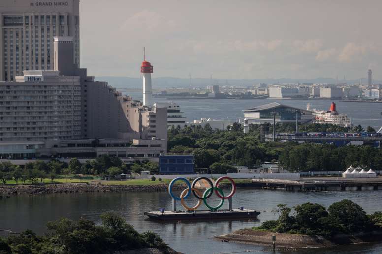 Una barcaza con los anillos olímpicos fondeada en la bahía de Tokio, este jueves, en la víspera de la inauguración de los Juegos Olímpicos. EFE/Juan Ignacio Roncoroni