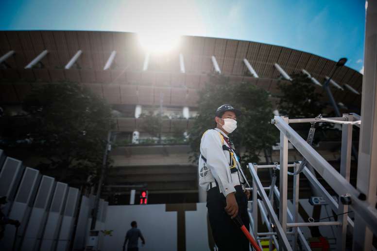 Un agente de seguridad vigila uno de los accesos al Estado Olímpico de Tokio, en el que el viernes se celebrará la ceremonia de inauguración de los Juegos Olímpicos..EFE/Juan Ignacio Roncoroni