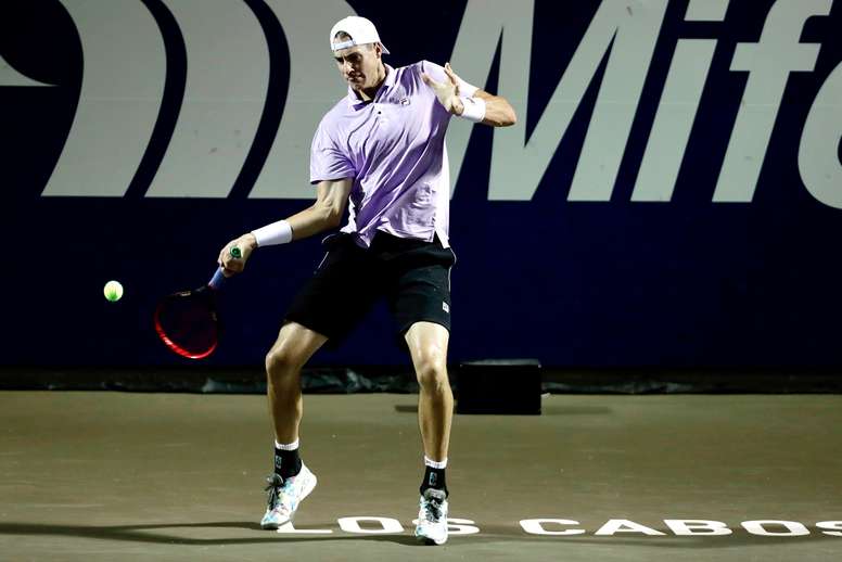 El estadounidense John Isner en acción hoy contra Yevgueni Donskói de Rusia, durante el tercer día de actividades del Abierto de Tenis de Los Cabos, en el estado de Baja California Sur (México). EFE/Jorge Reyes
