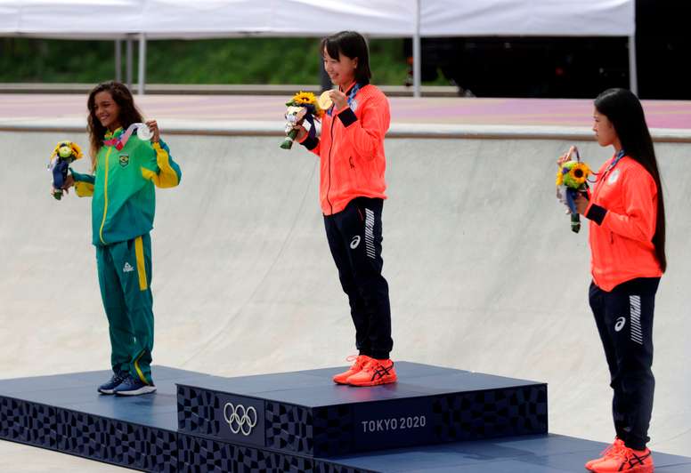 Podio de la competición femenina de skate: la japonesa Momiji Nishiya (C-Oro), la brasileña 01Rayssa Leal (i-plata), y la japonesa Nakayama Funa (Bronce).