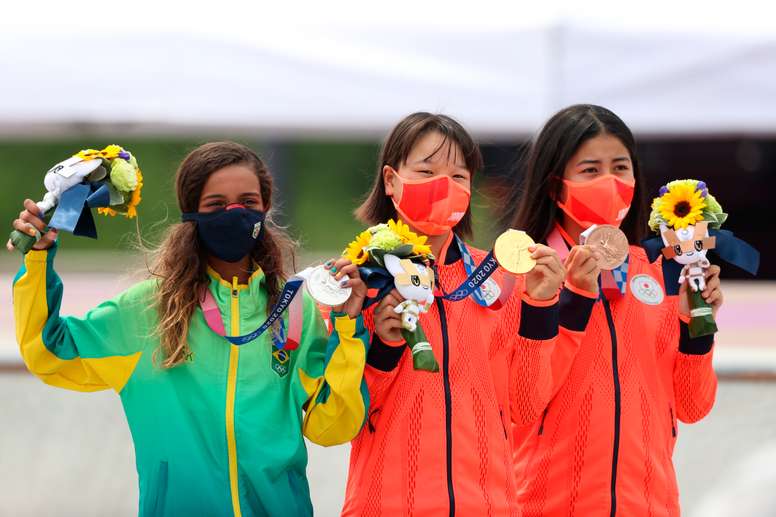 Momiji Nishiya (c-oro) de Japón, Rayssa Leal (i-plata) de Brasil, y Nakayama Funa (bronce) de Japón posan durante la ceremonia de entrega de medallas del street femenino de skateboarding en los Juegos Olímpicos 2020, este lunes en el Urban Sports Park de Ariake en Tokio (Japón). EFE/ Juan Ignacio Roncoroni