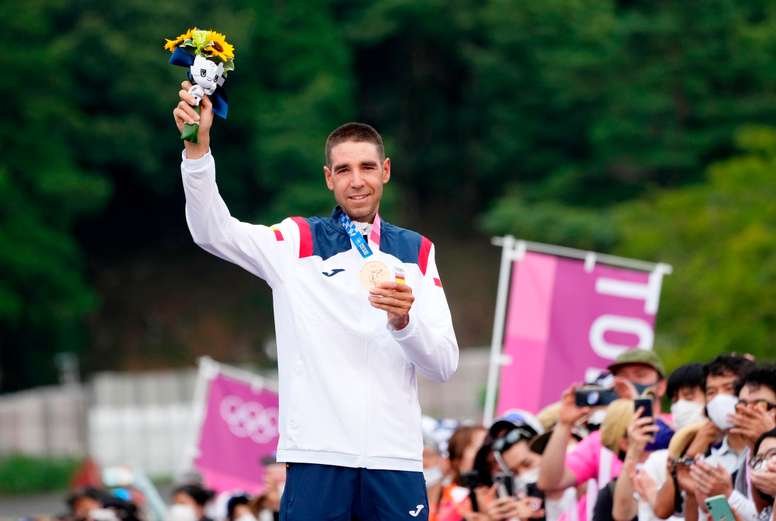 El ciclista español David Valero saluda con la medalla de bronce conseguida este lunes, en los Juegos Olímpicos de Tokio2020, en la prueba de bicicleta de montaña. EFE/EPA/CHRISTOPHER JUE