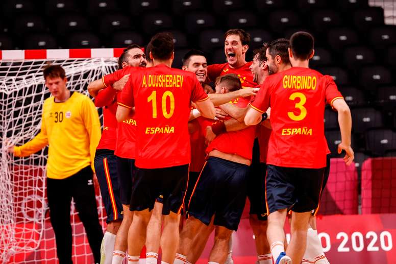 Los jugadores de España celebran su victoria ante Noruega tras el partido de balonmano del grupo A perteneciente a los Juegos Olímpicos 2020, este lunes en el Gimnasio Nacional Yoyogi en Tokio (Japón). EFE/José Méndez