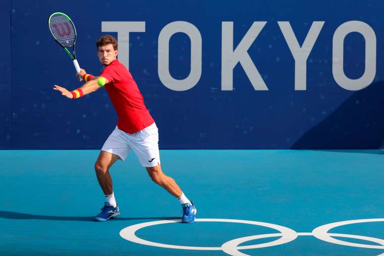 El tenista español Pablo Carreño devuelve la bola al croata Marin Cilic durante el partido de segunda ronda de tenis perteneciente a los Juegos Olímpicos 2020, este lunes en el Parque de tenis de Ariake en Tokio (Japón). EFE/Juan Ignacio Roncoroni