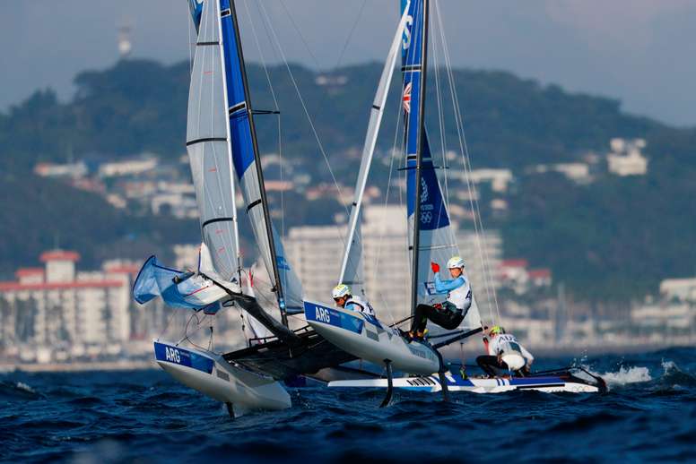 Cecilia Carranza Saroli y Raúl Lange de Argentina compiten durante el nacra 17 mixto de vela en los Juegos Olímpicos 2020, este miércoles en el Puerto de Veleros de Enoshima (Japón). EFE/ Lavandeira Jr