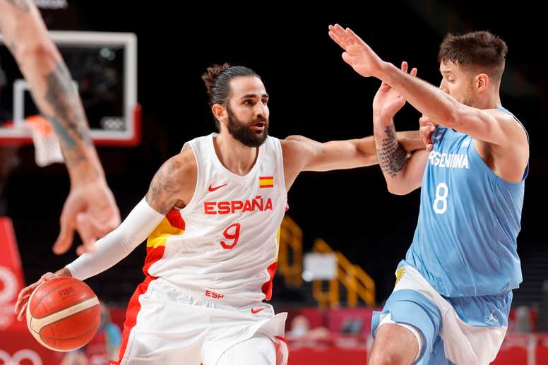 El base español Ricky Rubio (i) bota el balón ante la defensa del base argentino Nicolás Laprovittola (d) durante el partido del Grupo C de baloncesto masculino entre España y Argentina durante los Juegos Olímpicos 2020, este jueves en la Saitama Super Arena de Tokio (Japón). EFE/Kai Fösterling