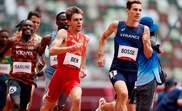 Adrián Ben (c) de España compite durante las rondas clasificatorias de 800m masculinos de atletismo por los Juegos Olímpicos 2020, este sábado en el Estadio Olímpico de Tokio (Japón). EFE/ Juan Ignacio Roncoroni