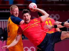 El español Alex Dujshebaev Dovichebaeva (c) se dipone a lanzar un tiro en el partido de cuartos que la selección espñola de balonamo ha disputado ante Suecia en Tokio. EFE/EPA/FRANCK ROBICHON