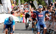 El ciclista belga Edward Planckaert (d), del equipo Alpecin-Fenix, celebra su victoria en la primera etapa de la XLIII edición de la Vuelta a Burgos, con salida y llegada en la capital burgalesa y 161 kilómetros de recorrido. EFE/Santi Otero