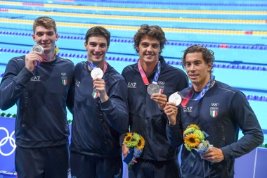 Lorenzo Zazzeri (segundo por la izquierda), junto a sus compañeros Alessandro Miressi, Thomas Ceccon y Manuel Frigo, con la medalla de plata conseguida en los relevos 4x100 metros libres en los Juegos Olímpicos de Tokio 2020 el pasado 26 de julio. EFE/EPA/CIRO FUSCO/Archivo