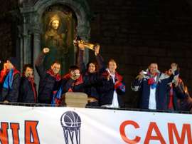 El pívot argentino Luis Scola (c), durante una celebración con el Baskonia en 2006, cuando fue campeón de la Copa del Rey. EFE/David Aguilar/Archivo