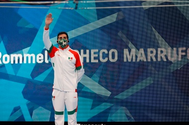 Rommel Pacheco de México saluda durante la final de trampolín 3m en los Juegos Olímpicos 2020, este martes en el Centro Acuático de Tokio (Japón). EFE/ Kai Försterling