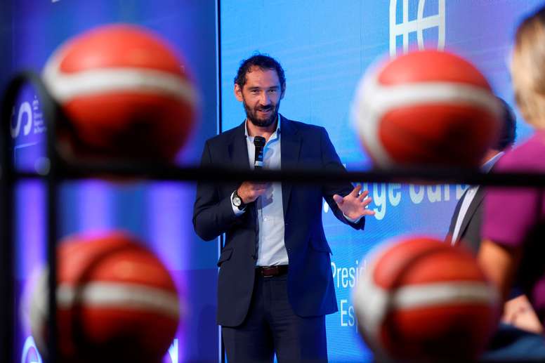 El presidente de la Federación Española de Baloncesto (FEB), Jorge Garbajosa (c), interviene durante la presentación oficial de la temporada 2021/22 de la Liga Femenina Endesa, este martes en la sede de Endesa en Madrid. EFE/Juan Carlos Hidalgo