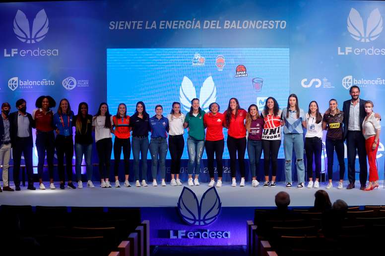 El presidente de la Federación Española de Baloncesto (FEB), Jorge Garbajosa (2d), posa con una representación de jugadoras de los 16 equipos que compiten en la Liga Femenina Endesa, durante la presentación oficial de la temporada 2021/22, este martes en la sede Endesa en Madrid. EFE/Juan Carlos Hidalgo