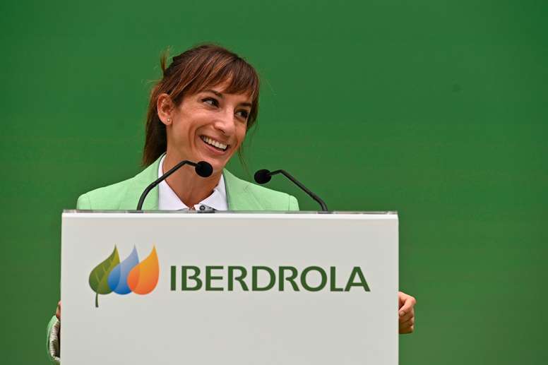 La karateka Sandra Sánchez, oro en los recientes juegos, durante su intervención en la recepción celebrada en la sede de Iberdrola a las deportistas olímpicas y paralímpicas españolas que han participado en los Juegos de Tokio 2020, este martes en Madrid. EFE/ Fernando Villar