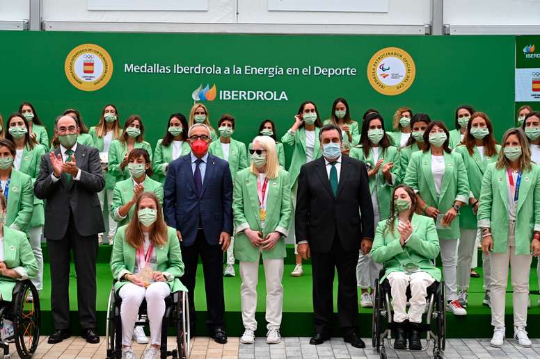 El presidente de Iberdrola, Ignacio Galán, acompañado del presidente del Comité Olímpico Español, Alejandro Blanco, y el presidente del Comité Paralímpico Español, Miguel Carballeda, posan para la foto de familia durante la recepción en la sede de Iberdrola a las deportistas olímpicas y paralímpicas españolas que han participado en los Juegos de Tokio 2020, este martes en Madrid. EFE/ Fernando Villar