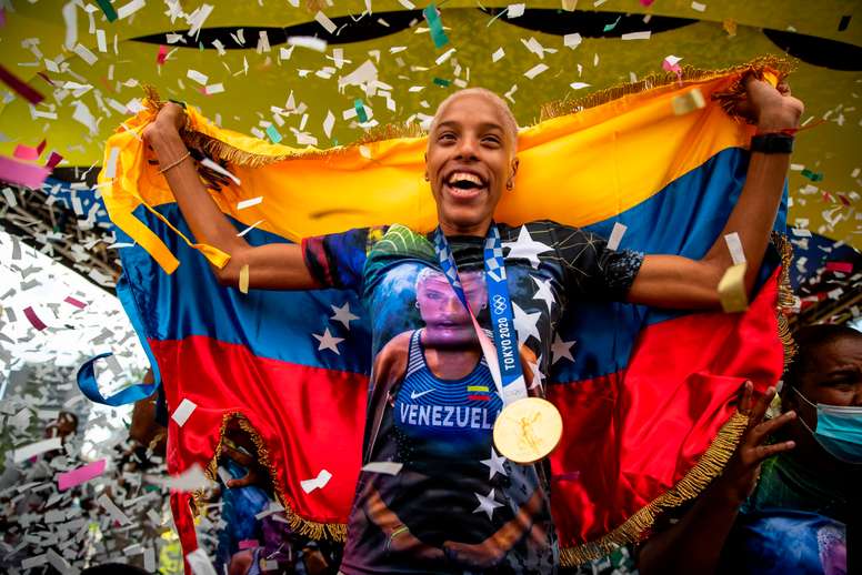 La atleta venezolana Yulimar Rojas celebra su triunfo Olímpico hoy, en Caracas (Venezuela). EFE/Miguel Gutiérrez