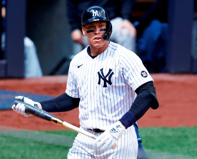 Fotografía de archivo tomada el pasado 18 de abril en la que se registró a Aaron Judge, guardabosques de los Yanquis de Nueva York, quien aportó un jonrón de dos carreras en el triunfo de su equipo 7-2 sobre los Orioles de Baltimore. EFE/Jason Szenes