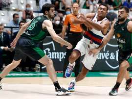 Los jugadores del Joventut de Badalona Guillén Vives (i) y Albert Ventura (d) defienden al base estadounidense Wade Baldwin, del Baskonia, durante el partido de la Liga ACB disputado esta tarde en el pabellón Olímpico de Badalona. EFE/ Andreu Dalmau
