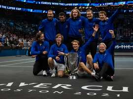 El equipo de Europa conformado por Feliciano López (i) de España, Daniil Medvedev de Rusia (2i), Andrey Rublev de Rusia (3i), Matteo Berrettini de Italia (4i), Stefanos Tsitsipas de Grecia (5i), Alexander Zverev de Alemania (4d), el vice capitán Thomas Enqvist de Suecia (3d), Casper Ruud de Noruega (2d) y el capitán Bjorn Borg (d), posan con el trofeo de campeones de la Copa Laver en el TD Garden en Boston, Massachusetts (EE.UU.), este 26 de septiembre de 2021. EFE/EPA/CJ Gunther