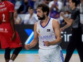 El base del Real Madrid Sergio Llull celebra una canasta durante el encuentro correspondiente a la tercera jornada de la ACB que han disputado hoy domingo frente a Monbus Obradoiro en el Wizink Center de Madrid. EFE/Rodrigo Jimé?nez.