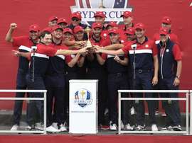 El equipo de Estados Unidos celebra con el trofeo de campeones de la Copa Ryder en el campo de golf de Whistling Straits en Kohler, Wisconsin (EE.UU.), este 26 de septiembre de 2021. EFE/EPA/Tannen Maury