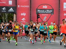 Los atletas toman la salida para competir en el EDP Rock n Roll Running Series Madrid, este domingo en la capital. EFE/Víctor Lerena