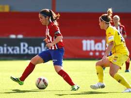 Ainoa Campo dirige el balón en un encuentro del Atlético de Madrid Femenino. AtletiFéminas