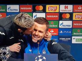Le bisou de Gómez à Ilicic en conférence de presse. Capture/MovistarLigadeCampeones