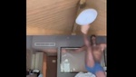 El vandalismo de Balotelli: ¡patadón a una lámpara de techo!