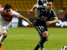 Bernardo Silva (i) persigue a Mathieu Valbuena en el Mónaco-Lyon de esta noche. Twitter