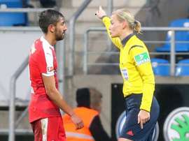 Bibiana Steinhaus, en el momento de expulsar a Kerem Demirbay. Twitter