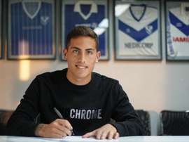 El lateral firma tres años más. Twitter/Velez