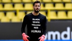 Camisetas y rodillas al suelo para luchar contra el racismo