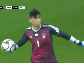 Grande lançamento de Alireza Beiranvand. Captura/Goal