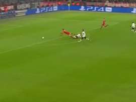 Vida leva o vermelho direto, depois de entrada sobre Lewandowski.Captura/ChampionsTotal