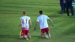 Eliminaron a su rival en penaltis... ¡y cruzaron el campo de rodillas!