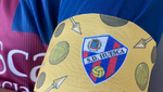 El brazalete especial de la SD Huesca en memoria de Di Stéfano