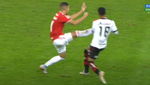 Pedro Henrique no cambia: ¡vio otra roja por una patada a lo 'Karate Kid'!