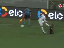 The kick from Gustavo Gómez that saw him booked. Screenshot/EsporteInterativo