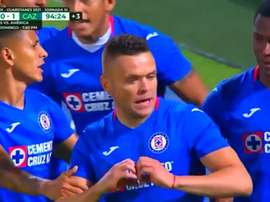 Jonathan Rodríguez sostiene los pétalos de la flor de Cruz Azul. Captura/TUDN