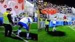 Le llovían objetos desde la grada... ¡y le ayudaron a pararlos con una sombrilla!