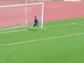 Lance bizarro com gandula ocorreu na segunda divisão do futebol argelino. Twitter/Lamriben