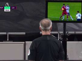 El primer 1-3 del Liverpool no valió por mano de Firmino. Captura/DAZN